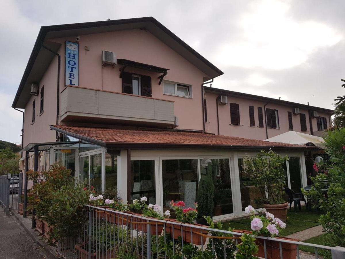 帕特里齐亚酒店 马里纳迪马萨 外观 照片